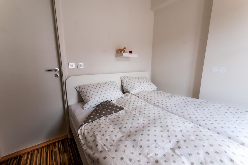 Kleine Tweepersoonskamer met Gedeelde Badkamer